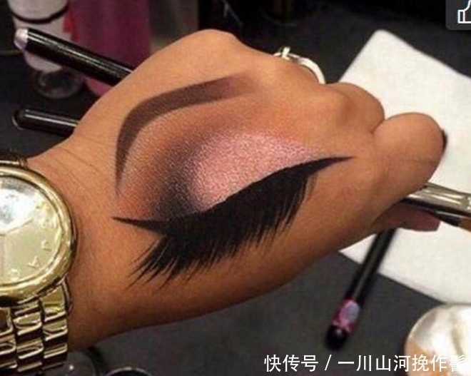 眼妆|女子化妆品店买眼影,店员用这种方式试眼影,让顾客叹为观止!