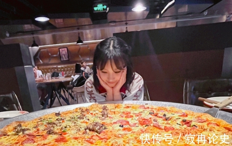 跑男|宋雨琦回高中母校,打卡最爱的披萨店,这尺寸确定吃得完?