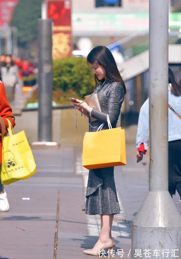 尖头 美女脚上搭配上一双黑色的尖头高跟鞋,富有都市女性的时尚风格