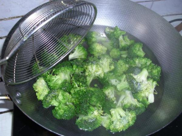 必须要焯水的5种蔬菜，很多人都省略了这步，难怪吃了会肚子疼