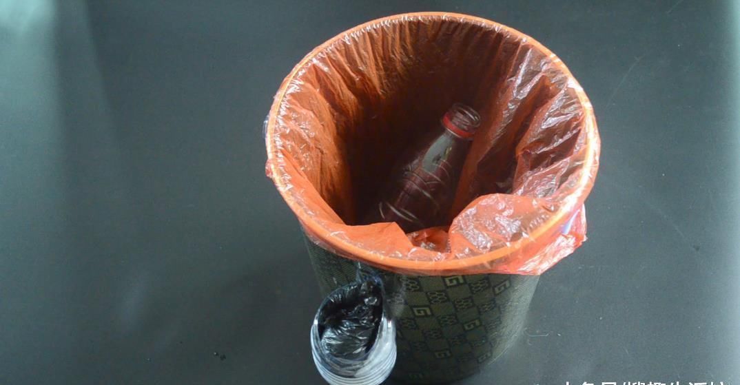 妙用|垃圾桶上粘一个塑料瓶, 一年还能帮家里省不少钱, 可惜知道的人不多