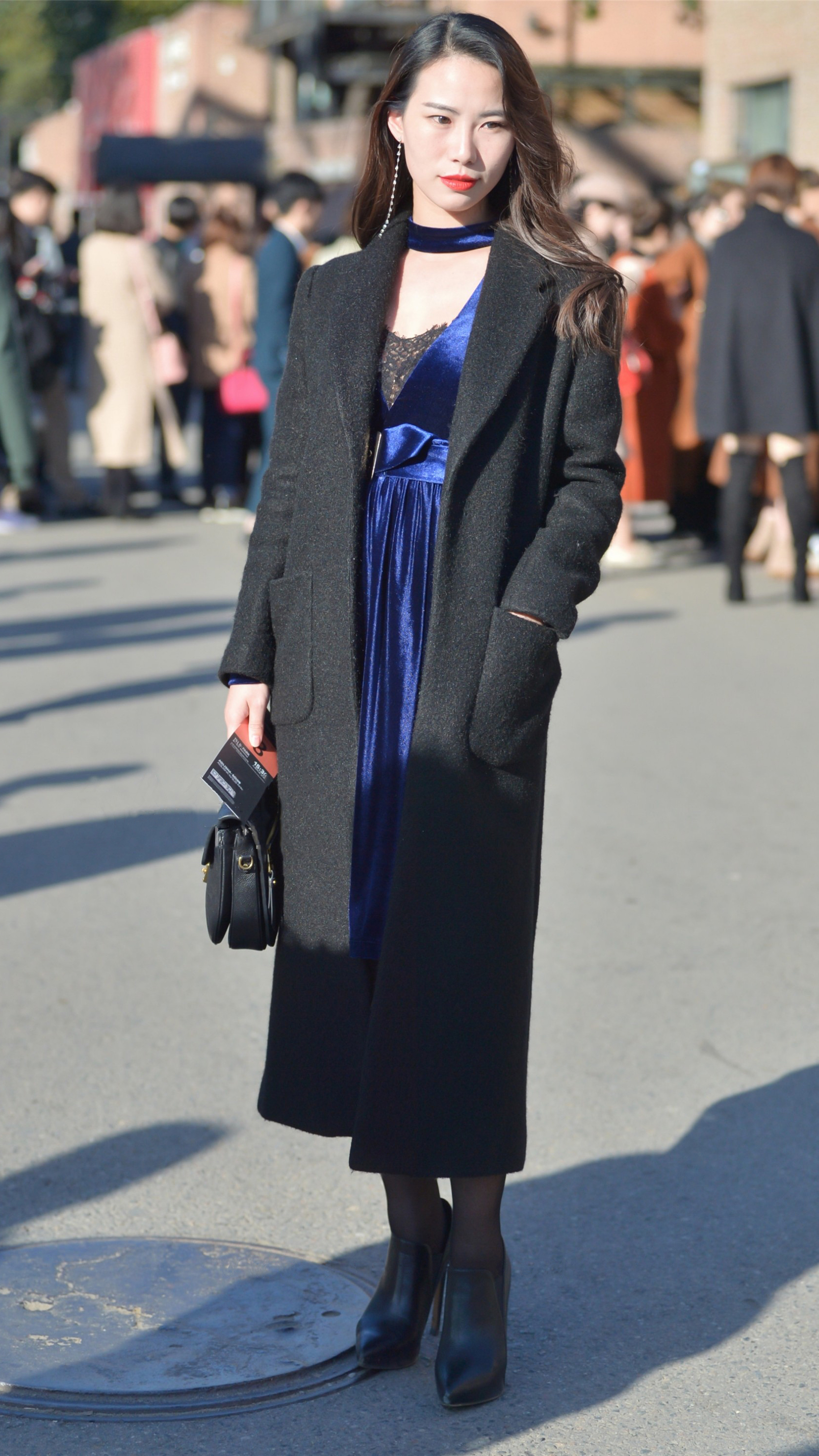 冬天穿连衣裙,搭配毛呢大衣和尖头细跟鞋,时髦保暖还显身材