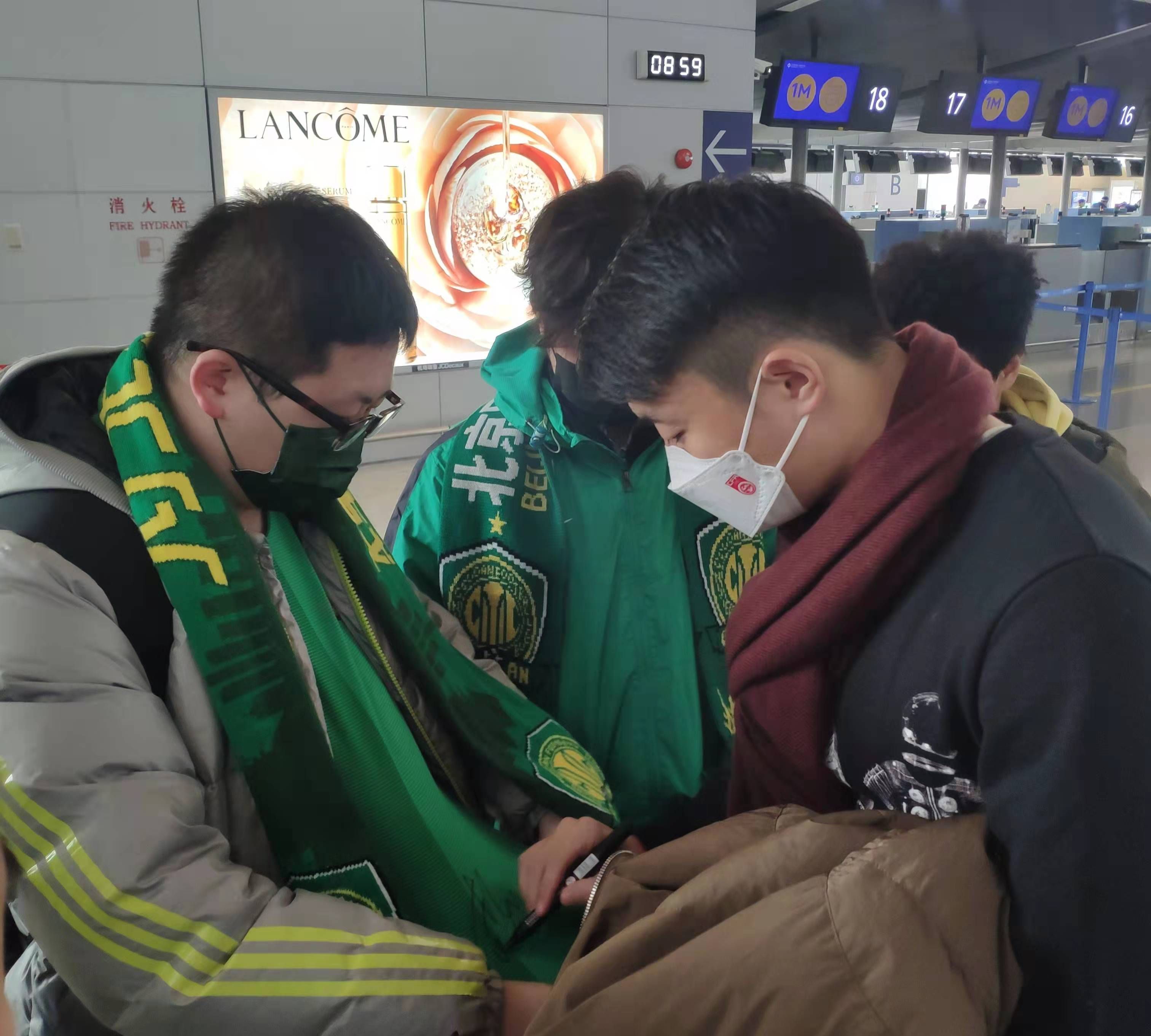 北京国安|“小伙子,你帮我把行李搁上去!”中国国脚出国,机场遇东北大妈