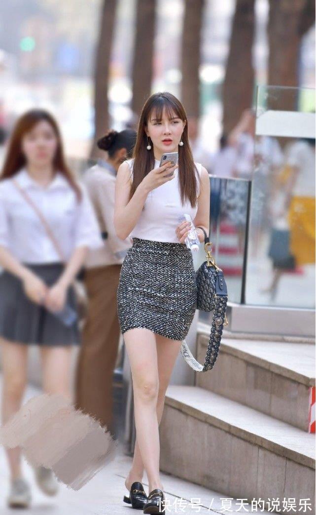 牛仔裤 针织背心搭老粗布半身短裙,黑色的穆勒鞋,更显女神气质