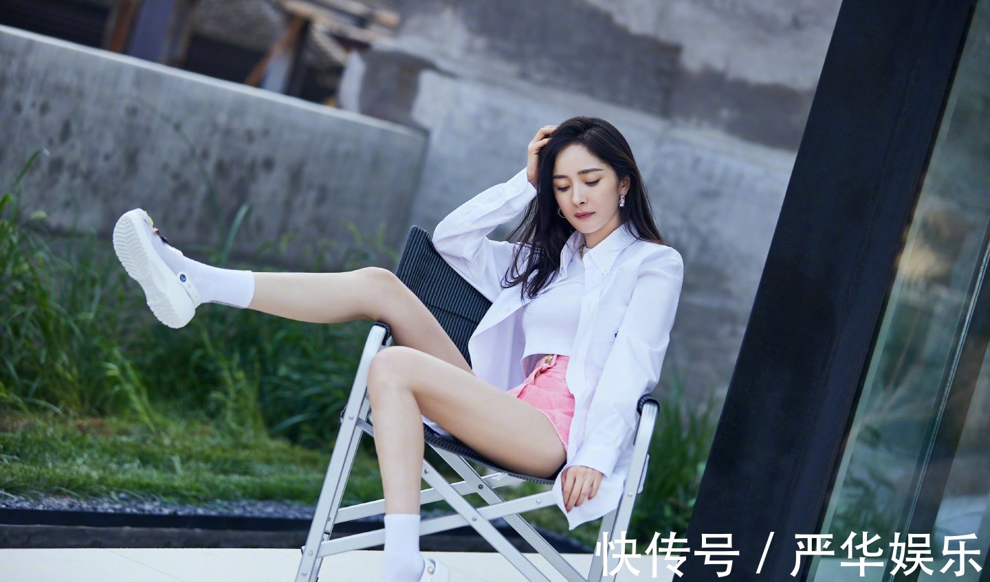 大幂幂|34岁杨幂大秀清凉照, 意外暴露出“漫画腿”, 皮肤细嫩少女感十足