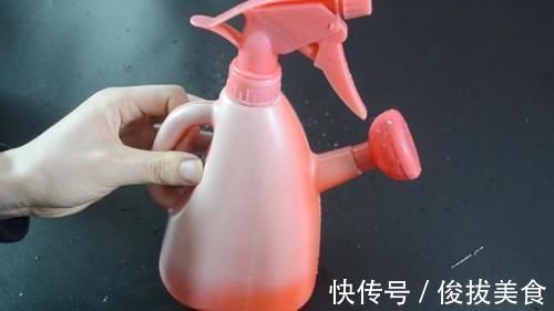 藿香正气水和白醋加在一起，作用太棒了，一年能省下不少钱，真棒