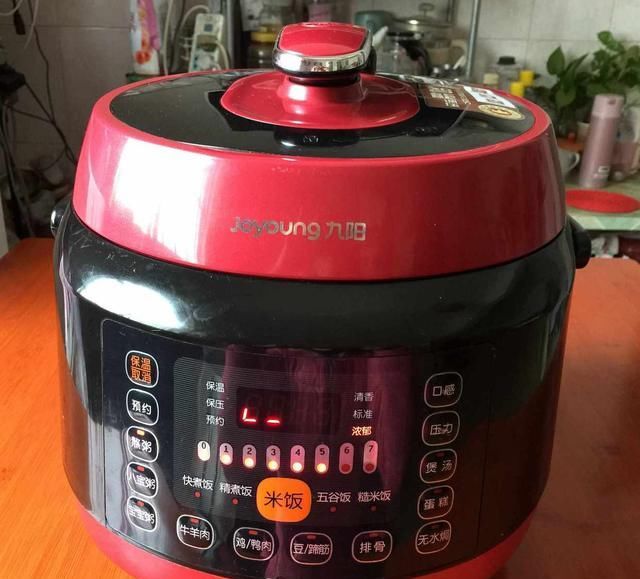 腊八节来临，12样食材熬一锅腊八粥，香甜软糯易消化，好喝营养高