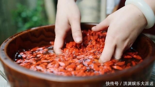  乌黑亮丽|白头发太多吃这个，煮一锅能吃半个月，头发乌黑亮丽，变柔顺！