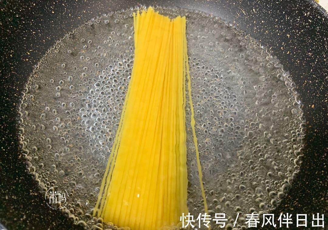 好吃|西餐厅卖48元的蘑菇意面,在家也能做,简单3步搞定,味道超好吃