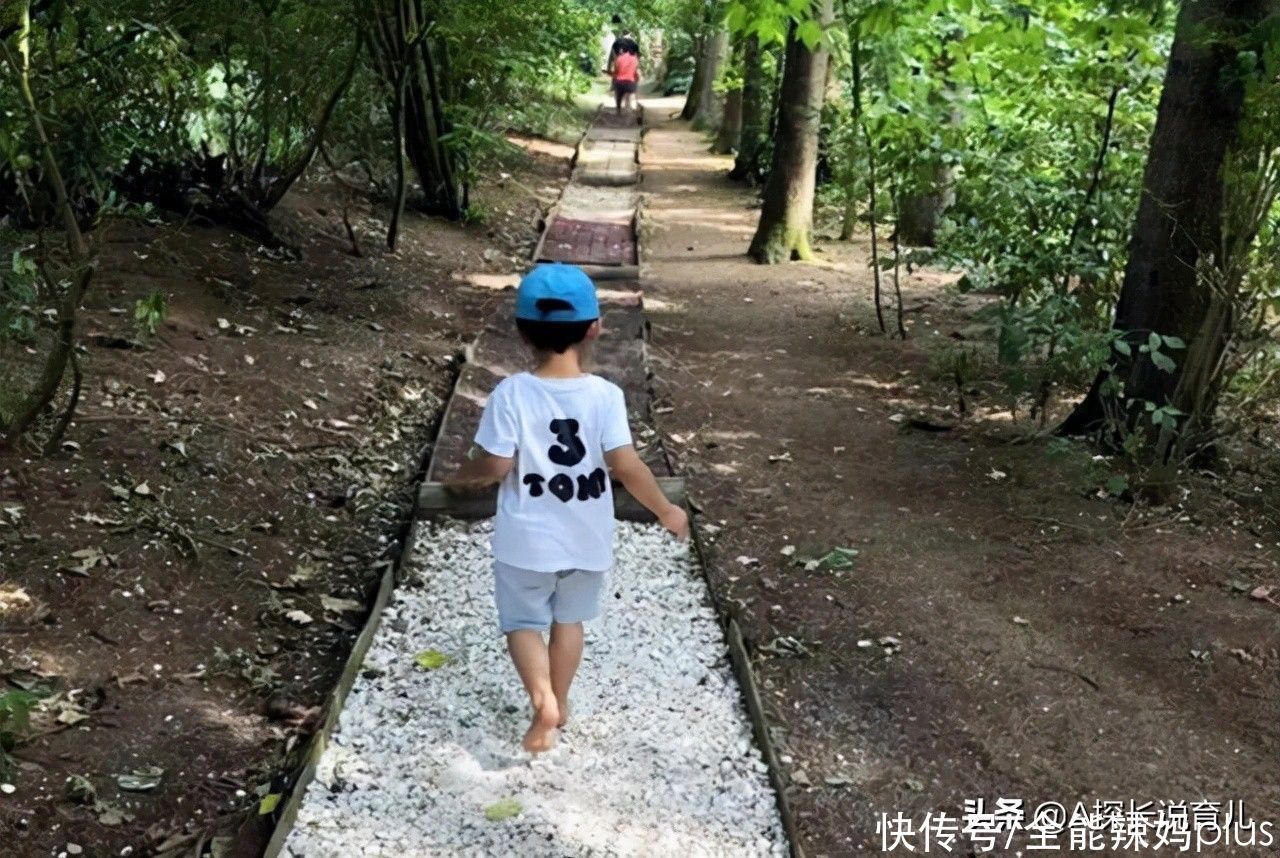 发育|日本“光脚教育”惹争议：赤足真有那么神奇吗？10年后差距明显