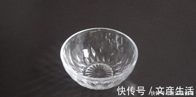 油垢|厨房瓷砖上满是油垢教你一招,不用一滴水,瓷砖立马光亮如新!