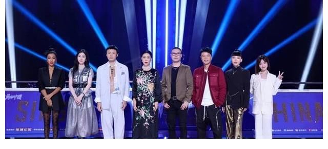 选手|《中国好声音》第十季首播，8位导师拥挤不堪，选手质量大打折扣