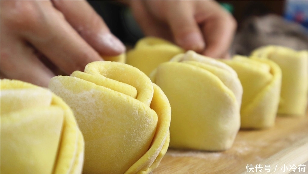 用玉米面做的早餐,咬一口暄软蓬松,做一次3天不起早,太香了