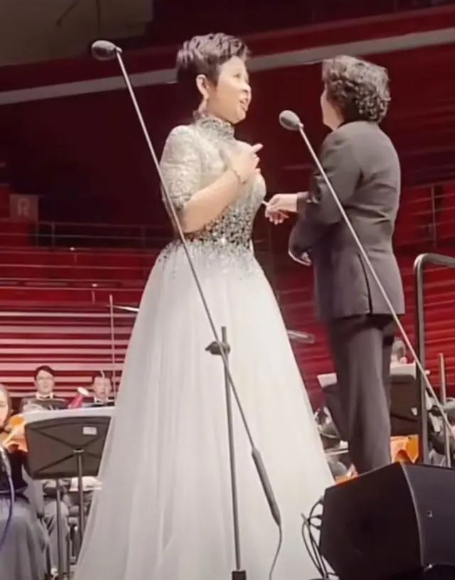 厉害|大家都是认识董文华的,可以说她整个人在唱歌方面还是比较厉害