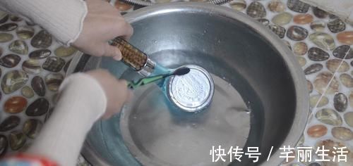 淋浴喷头堵了不用怕，学会这诀窍，只需一个塑料袋就能轻松解决