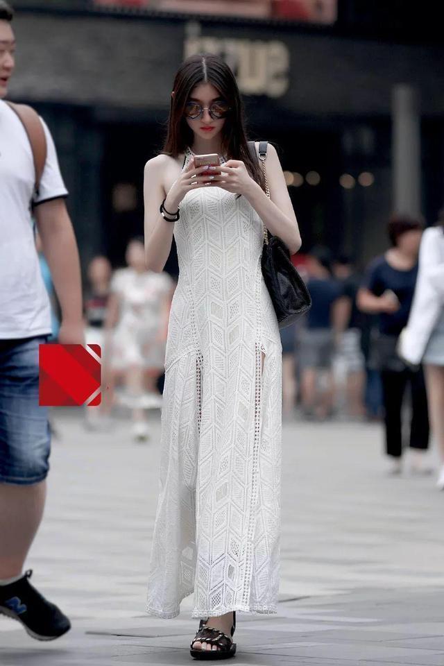 美腿|白色连衣开叉裙,行走中秀出修长美腿,仙女气十足