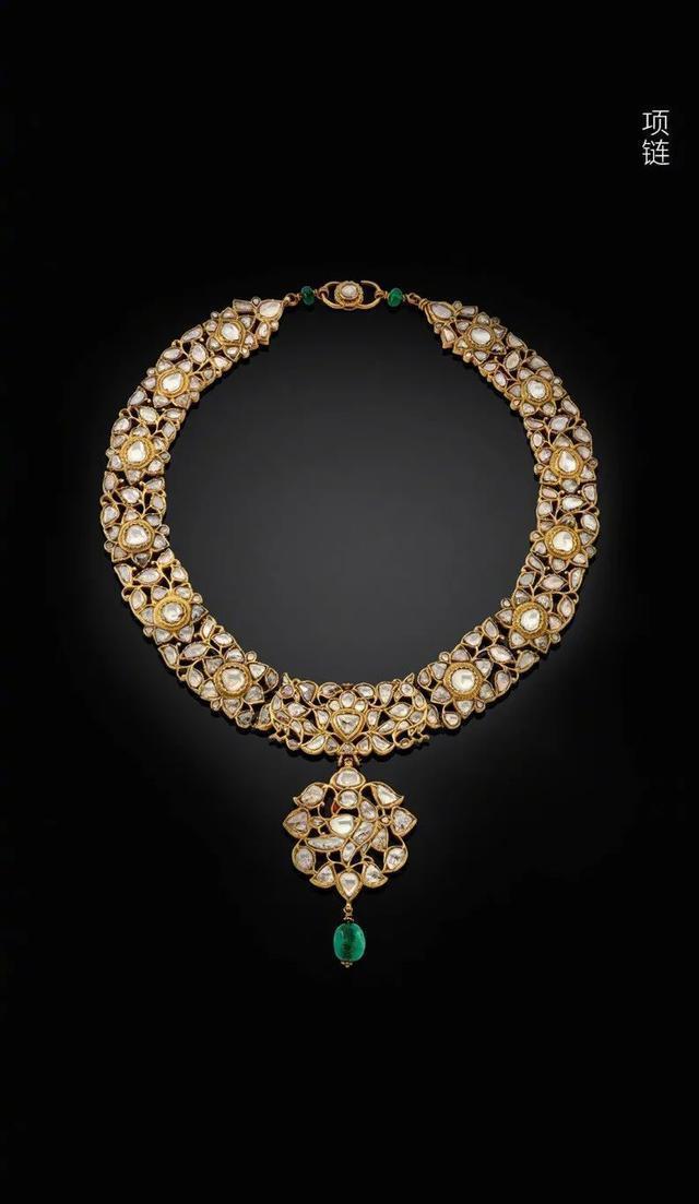 印度的珠宝首饰琳琅满目,从项链到头饰通通美丽又奢华