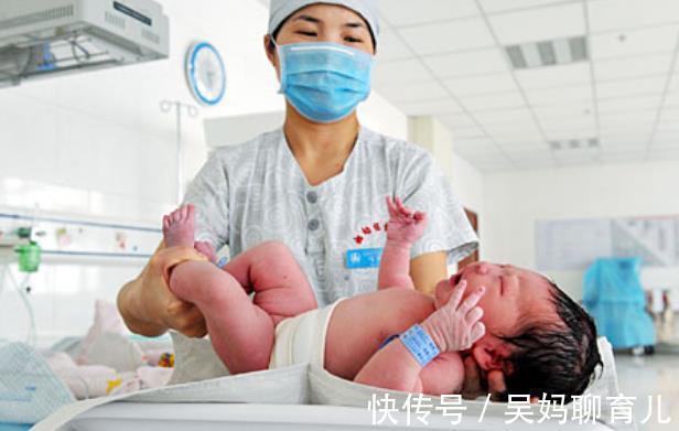 枕头|宝宝刚出生,妈妈不要在4件事上太勤快,这么做宝宝不会受到伤害