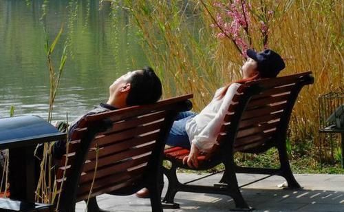 长期涂抹润唇膏，到底对身体健康有没有坏处？很多人不清楚乱涂