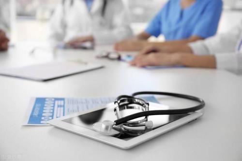 小细胞肺癌|诊室进来癌症患者的女儿,她细心准备七个问题,医生的回答很用心