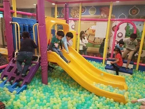 霸道|6岁男孩太霸道,把蹦蹦床上的小朋友都赶走,妈妈只顾拍照