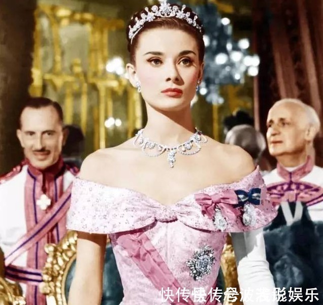 赫本风 有一种时髦,叫迟暮之年的赫本,63岁老态爬满皱纹也贤淑清丽