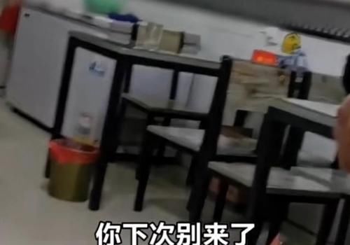 男子餐馆吃饭因加两勺辣椒油，老板过来怒斥：下次别来了，不欢迎你