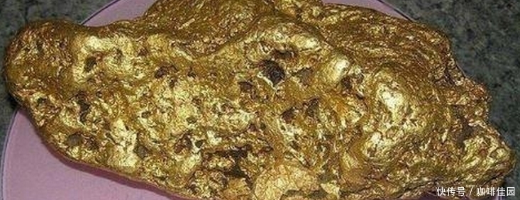 清洗|男人下地耕作捡到一块奇怪石头,仔细清洗之后,让他乐开了花