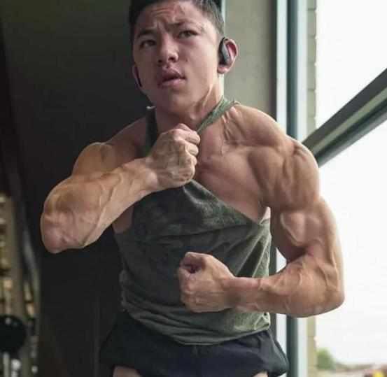 少年|8岁健身10岁参加比赛，15岁成健美冠军的少年，如今身高让人感慨