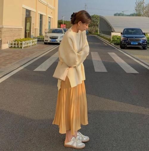 今春火了一种流行色叫“奶油黄”，显白温柔，黄黑皮都适合
