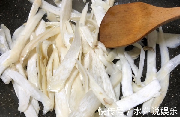 比肉好吃的素菜,3块钱一斤,每次买2根就能炒一盘,看着都解馋