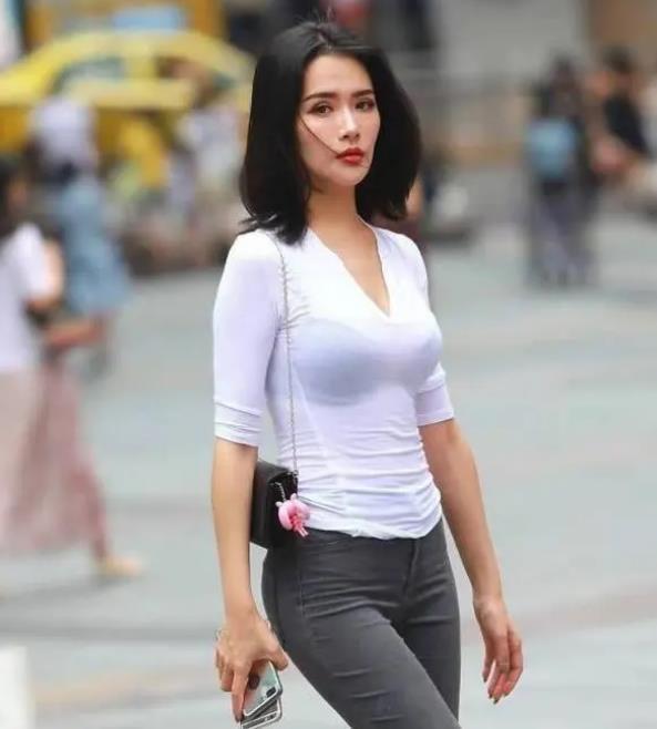 街拍名嫒美姝的美女,身穿V领上衣配灰色裤子,彰显时尚达人气质