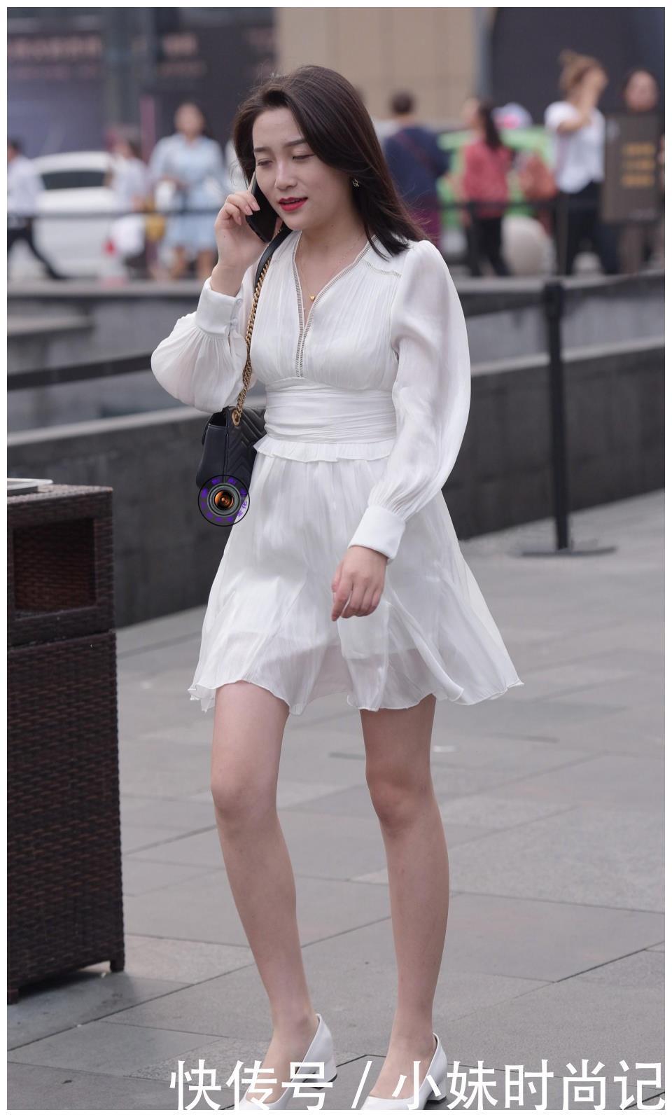 显胖|街拍:穿白色连衣裙, 美女搭配一条白色腰封, 不显胖还提升档次