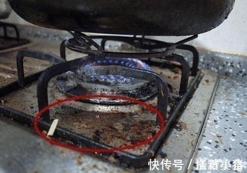 煤气灶越擦越脏10年老保姆教你1招,撒点“它”,洁净如新