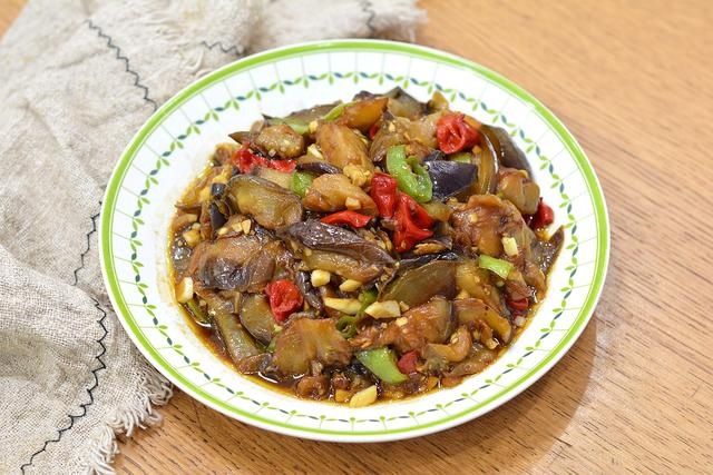 三口人的晚餐不到20元,仨菜简单好吃,3块钱大米吃出8块钱范儿