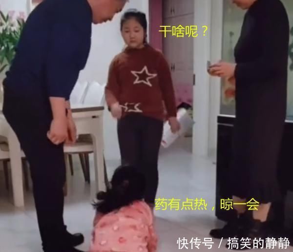 二胎家庭|啥叫“一物降一物”?在老人面前耍赖皮的妹妹,看到姐姐立马怂了