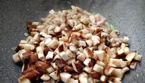 冬天,多给老人孩子吃这菜,价格是贵了些,但营养极高,对骨骼好