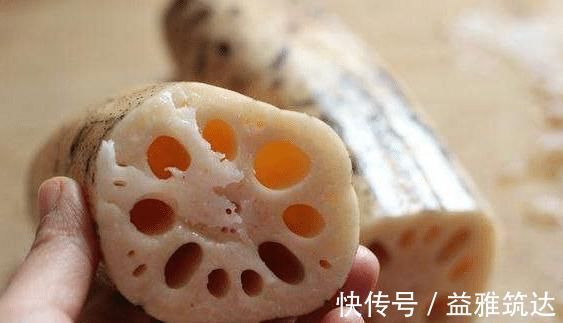 莲藕|做莲藕炖排骨,牢记2窍门,炖好的汤汁不发黑,莲藕排骨鲜香软烂