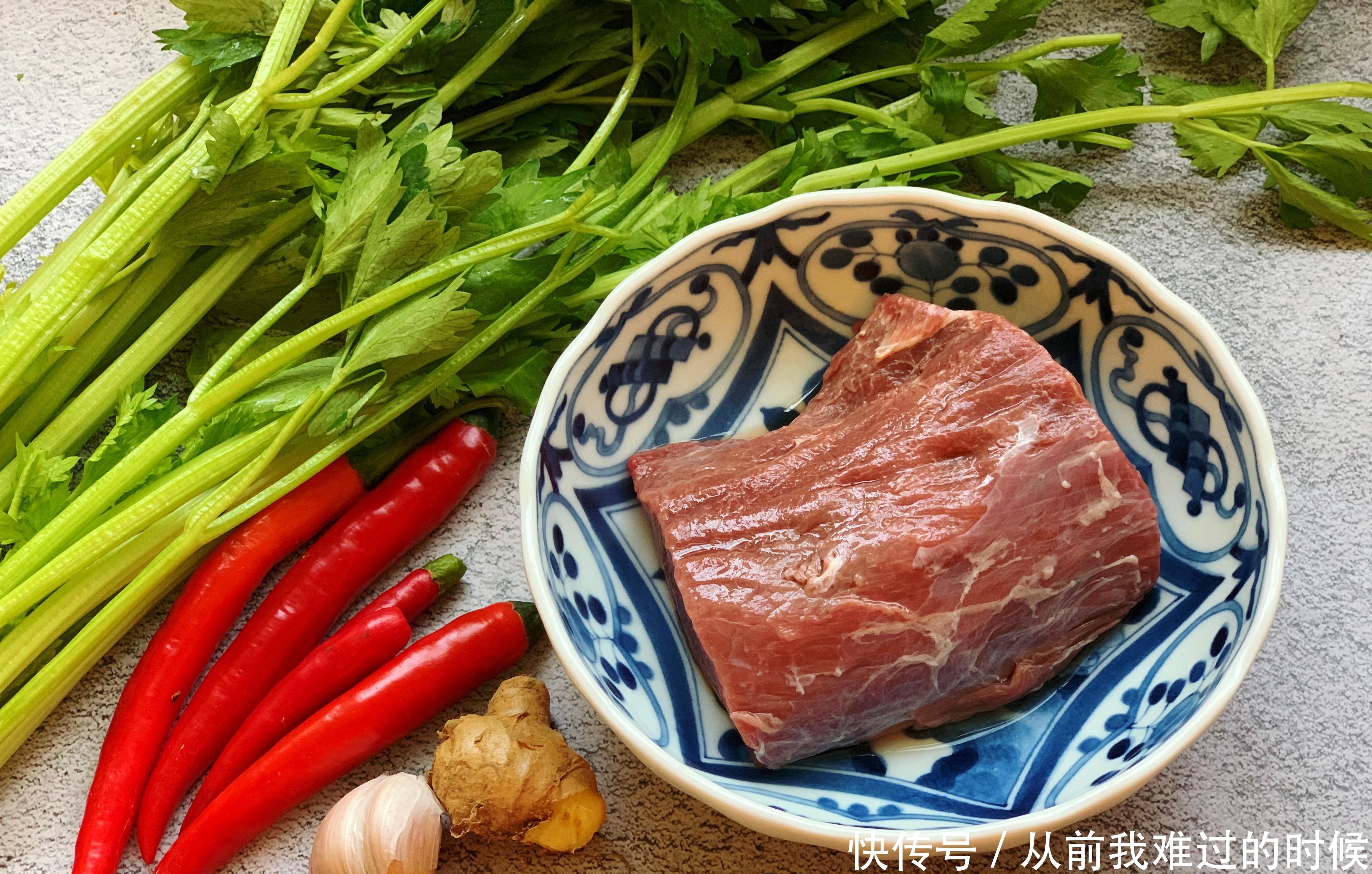 芹菜炒牛肉，牢记2点，牛肉鲜嫩，芹菜脆爽不老，做好之后超下饭