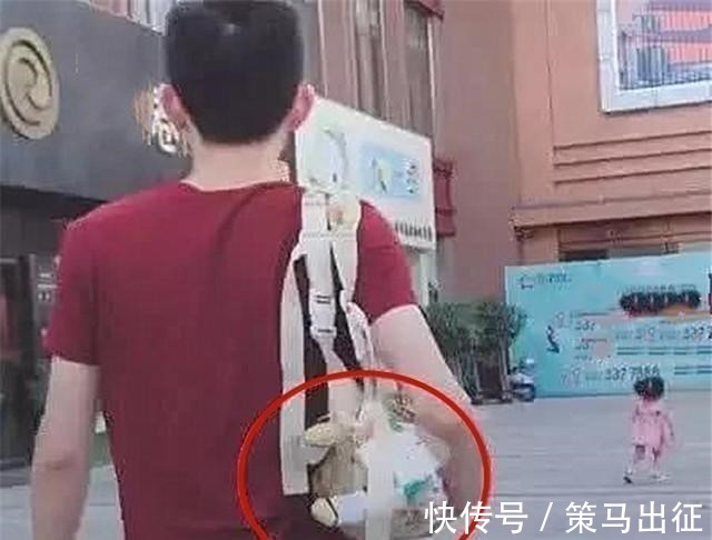 爸们|佛系爸爸“挎包式背娃”火了,网友没危险时爸爸是最大危险