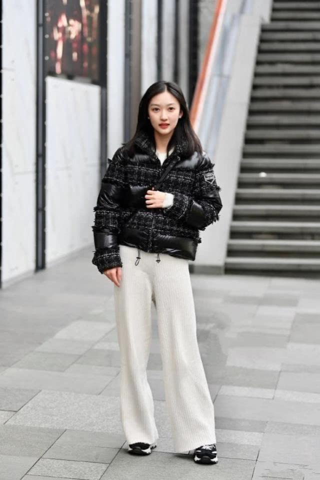 街拍:美女红色挂脖背心搭配牛仔热裤,清清爽爽的还很显腿长