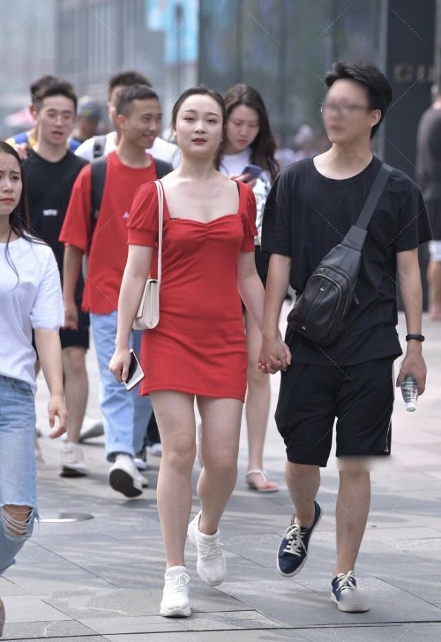 鲜艳的红色系连衣裙，优雅又能穿出清爽感，年轻女孩子都这么穿