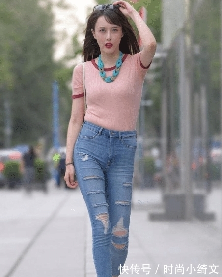 破洞牛仔裤 粉色上衣搭配破洞牛仔裤，时髦个性，少女心十足