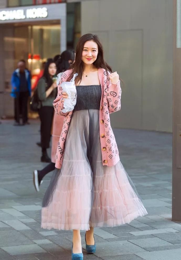 美女脚上穿着一双一字带的高跟鞋，让她身上带有一股仙女般的气质