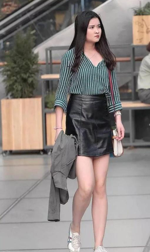 街拍：身材苗条的小姐姐，一条浅色的连衣裙，时尚女神气质