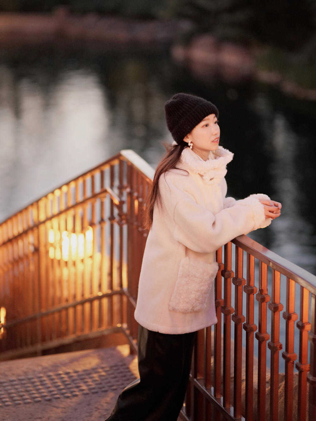 外套 羽绒服不流行了,今年更火的是“羊羔毛外套”,保暖舒适又百搭