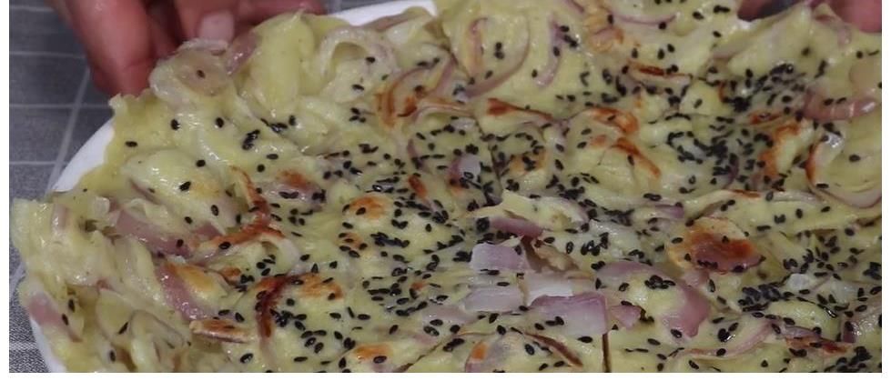 洋葱片|洋葱不要总是炒着吃，淋两个鸡蛋，试试这样做，出锅酥香又解馋