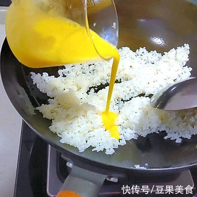 芝士黄金炒饭这样做实在太美味，碗盘都要舔干净