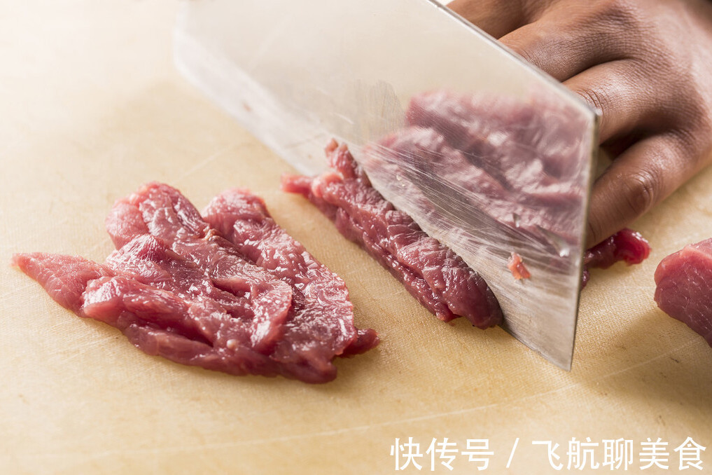 干辣椒|炒牛肉时,别再用生粉腌制了,教你一招,牛肉炒得又嫩又好吃