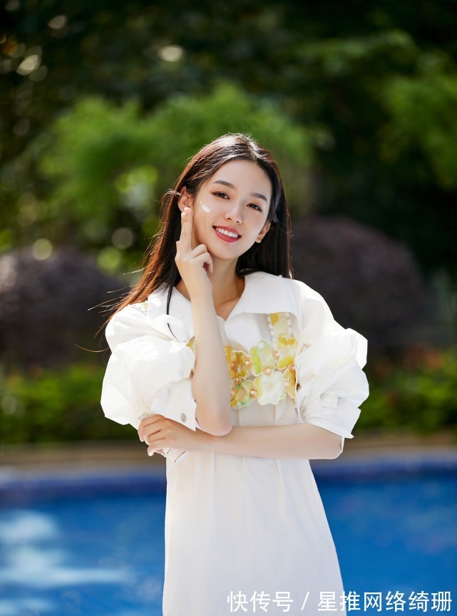 泡泡袖|三张海报,三种风格,周也的可塑性真的很强